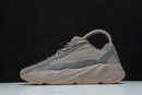 Tênis Adidas Yeezy Boost 700
