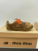 Tênis New Balance x Miu Miu