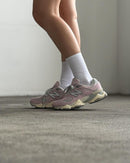 New Balance Black × 9060 Rosa